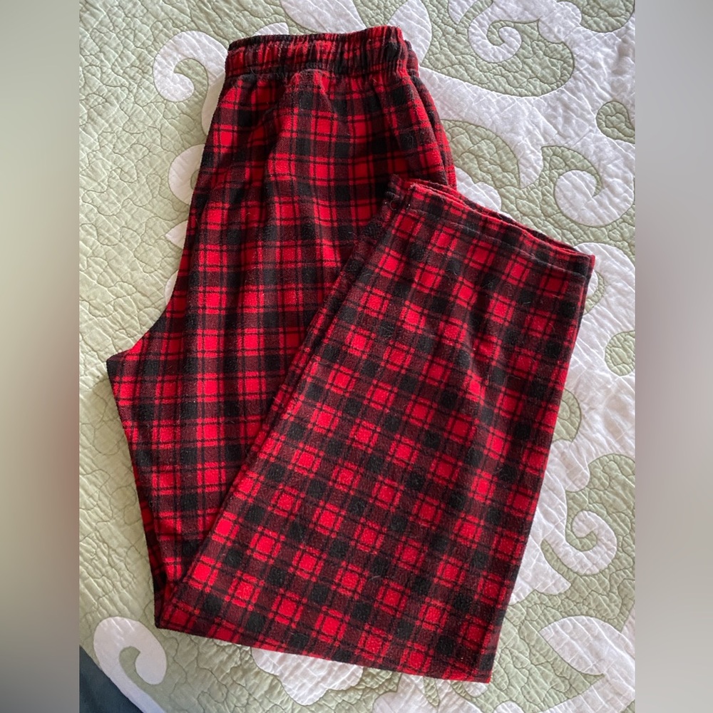 Fruit of Loom red plaid flannel pajama bottoms size Med LNC has pockets as well.